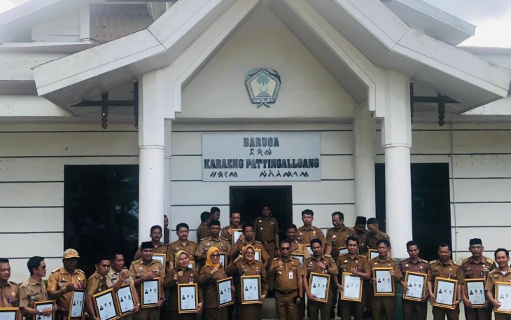 Penyerahan Lencana Khusus Kades Desa Mandiri