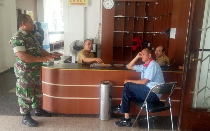Serka Edi saat komsos bersama pegawai museum