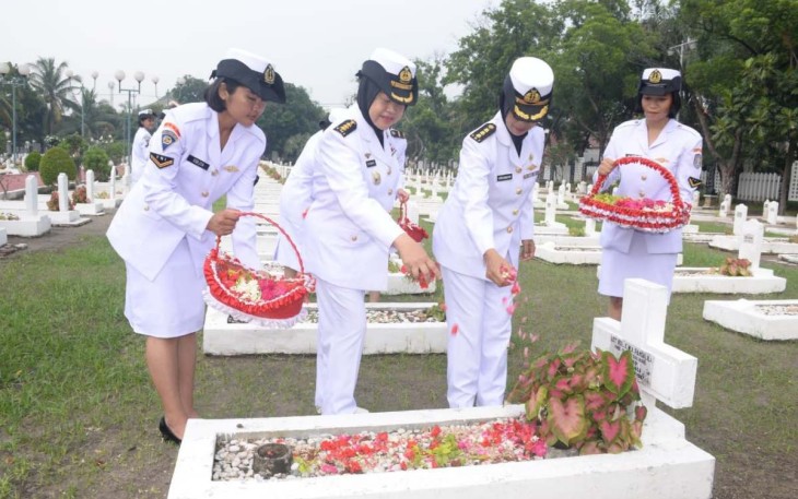 Korps Wanita TNI AL Tabur Bunga dan Ziarah di TMP Kalibata Jakarta, Selasa (3/1)