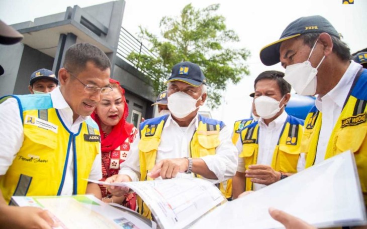 Menteri Basuki saat memberikan instruksi jajarannya dalam penanganan banjir di Semarang Jawa Tengah, Selasa (3/1)