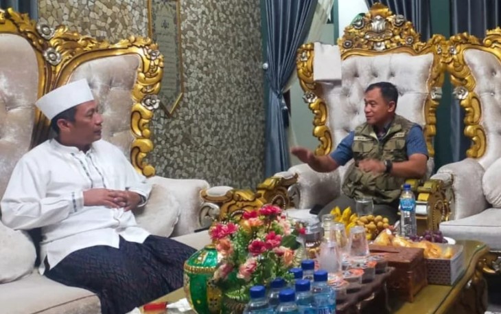 Danrem 081/DSJ Kolonel Inf Deni Rejeki saat silaturahmi bersama pimpinan ponpes Subulul Budaya, KH Ahmad Mizan di desa Rejosari Kabupaten Madiun