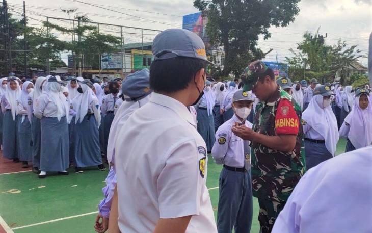 Serka Heru Sutopo saat menyampaikan kedisiplinan dan kerapian pelajar SMAN 2 Tenggarong 
