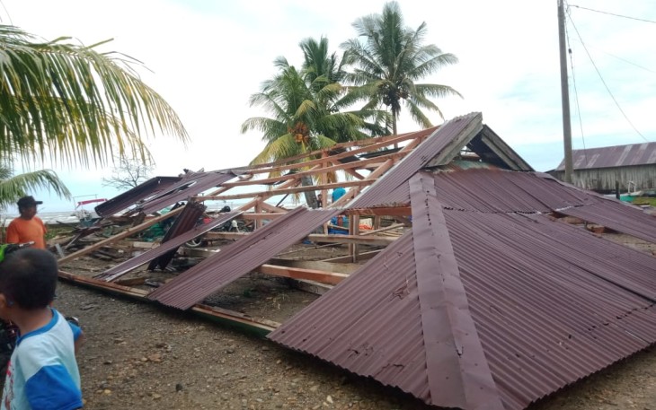 Rumah warga rusak diterjang angin kencang, Kabupaten Mamuju, Selasa (3/1)