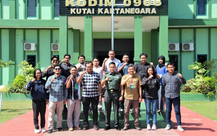 Dandim 0906/Kkr Letkol Inf Jeffry Satria bersama pengurus PWI Kabupaten Kutai Kartanegara 