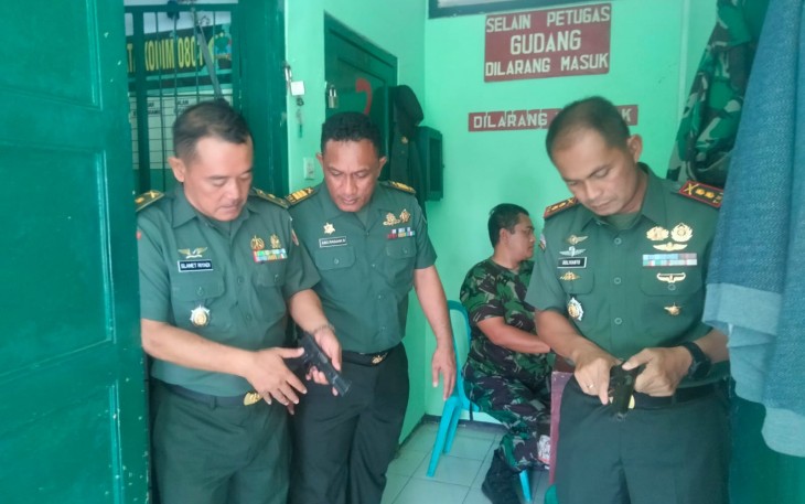 Dandim 0801/Pacitan Letkol Inf Roliyanto saat pengecekan gudang senjata