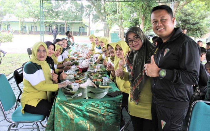 Suasana syukuran tribun serbaguna Menarmed 2 Kostrad 
