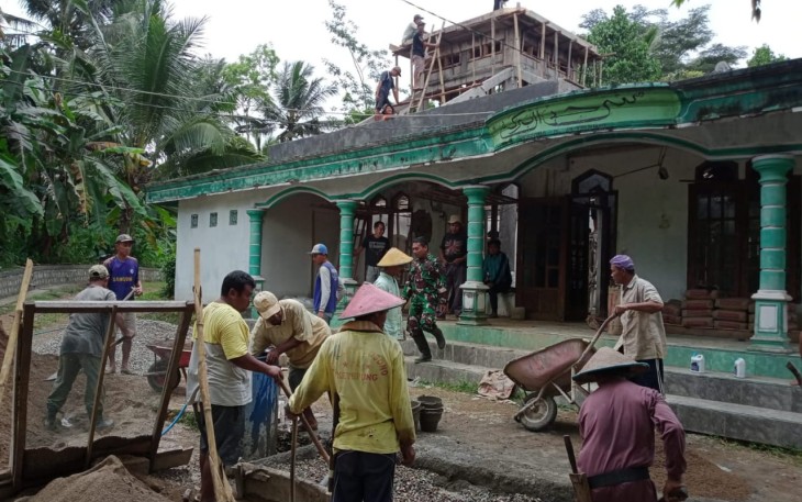 Gotong-royong perbaiki sarana ibadah
