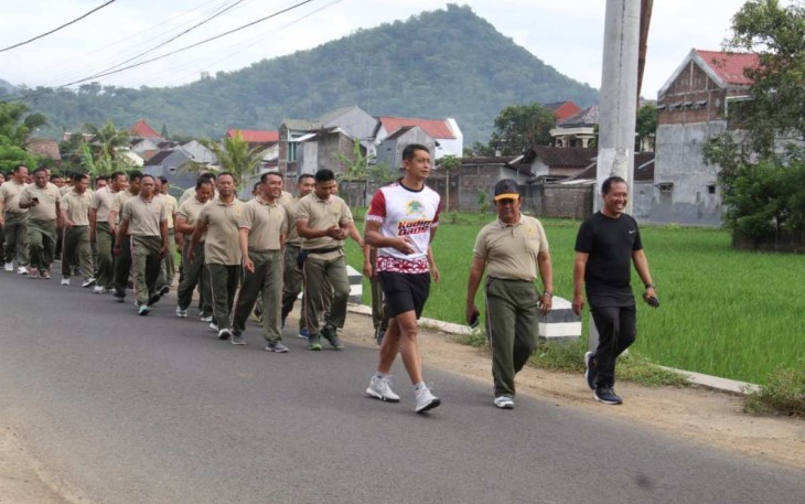 Jalan sehat prajurit Kodim 0806/Trenggalek 