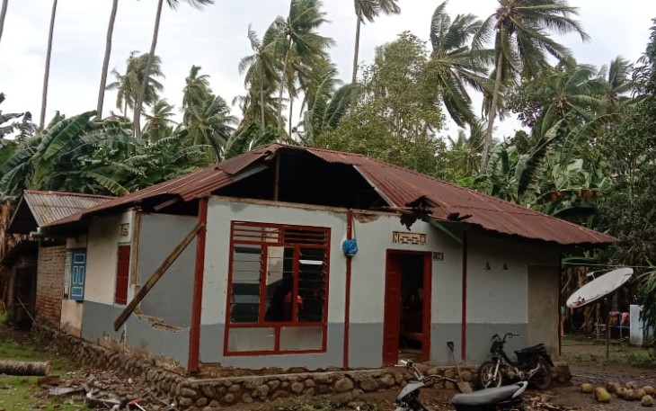 Rumah warga hancur diterjang angin kencang