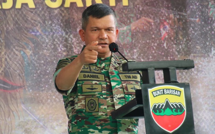 Pangdam I/BB Mayjen TNI Achmad Daniel Chardin saat memberikan arahan prajurit Yonif 131/Braja Sakti di Payakumbuh, Jum'at (6/1)