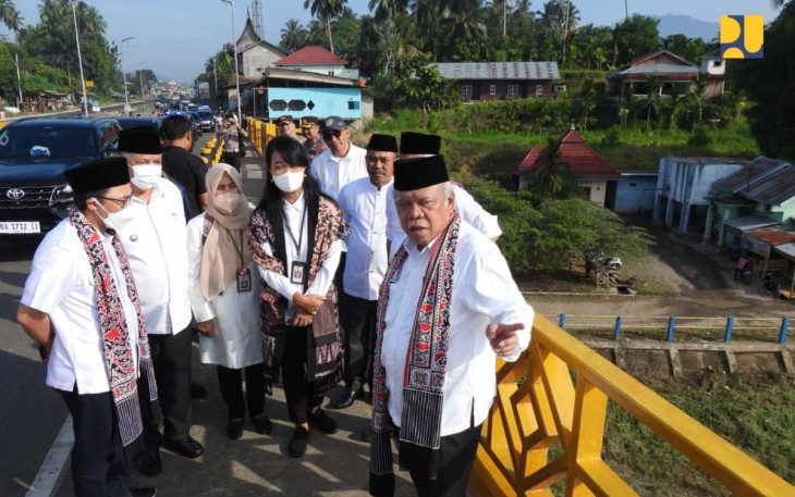 Menteri Basuki saat meresmikan Jembatan Sungai Dareh di Kabupaten Dharmasraya 