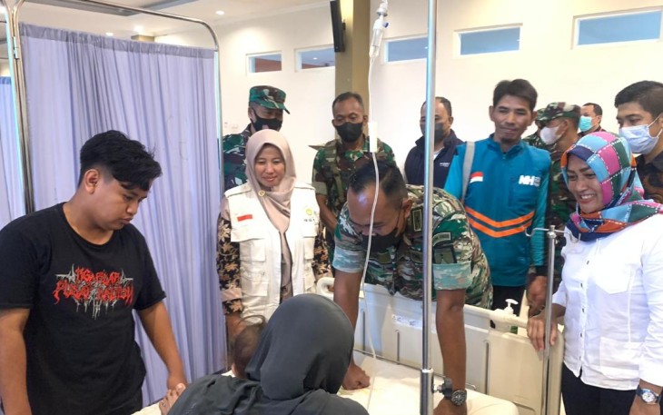 Dandim 0805/Ngawi Letkol Inf Adi Wirawan saat memberikan semangat pasien operasi bibir sumbing