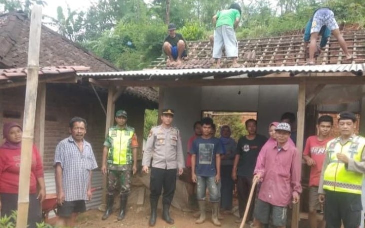 Gotong-royong bersihkan lingkungan 