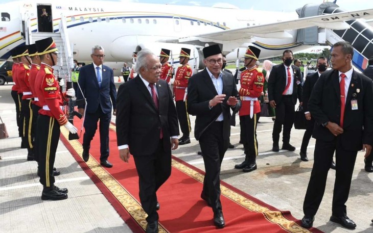 Menteri PUPR Basuki Hadimuljono saat menyambut kedatangan PM Malaysia 