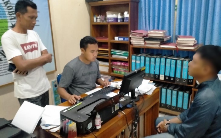 Terduga pelaku pengedar sabu saat menjalani pemeriksaan di  Mapolres Blora.