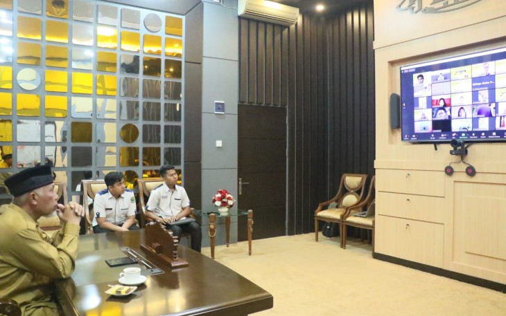 Gubernur Sumbar Mahyeldi, melepas secara resmi 3.900 Mahasiswa KKN Universitas Negeri Padang, periode Januari-Juni 2023 secara daring.