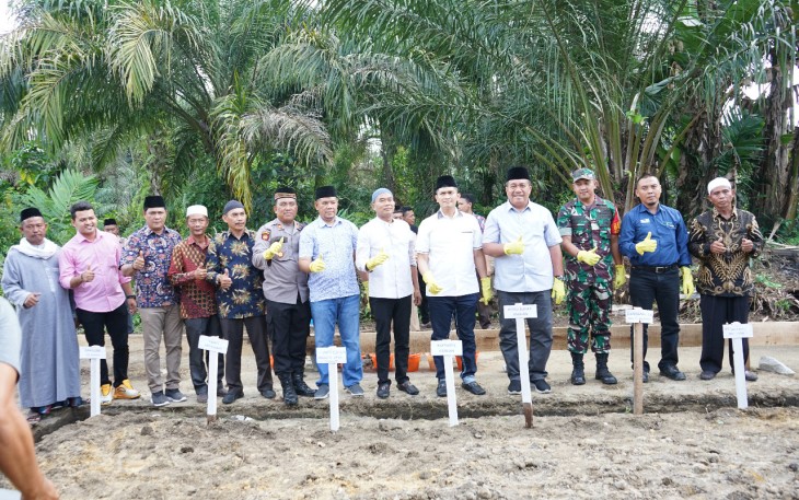 Wabup Taufik ZA saat Letakkan Batu Pertama Pembangunan Musholla Siti Amin