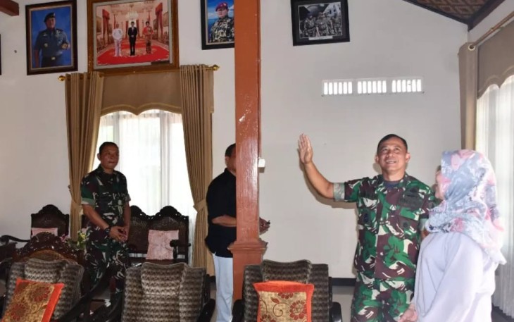 Danrem 081/DSJ Kolonel Inf Deni Rejeki saat mengunjungi rumah masa kecil Panglima TNI Laksamana TNI Yudo Margono 