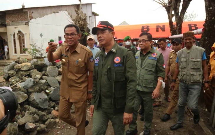Kepala BNPB Letjen TNI Suharyanto saat meninjau lokasi bencana di Provinsi Sulsel, Senin (9/1)