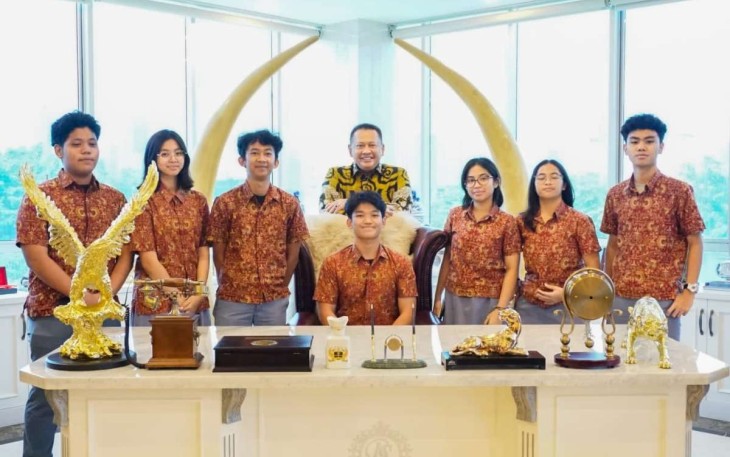 Bambang Soesatyo bersama pelajar SMA Labschool Jakarta 