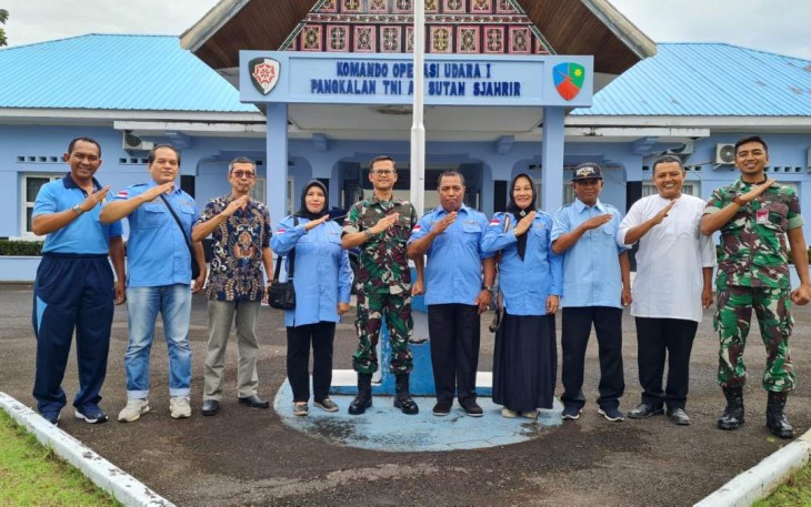 Danlanud Sutan Sjahrir Kol Nav Saeful Rakhmat foto bersama jajaran PPPAU PD Sumbar, Senin (9/1)