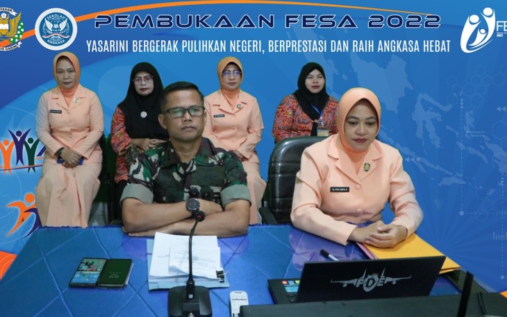 Danlanud Sutan Sjahrir Kol Nav Saeful Rakhmat bersama Ketua Yasarini Ny Cicik Saeful Rakhmat saat ikuti pembukaan FESA 2022 secara virtual di Padang, Selasa (10/1)