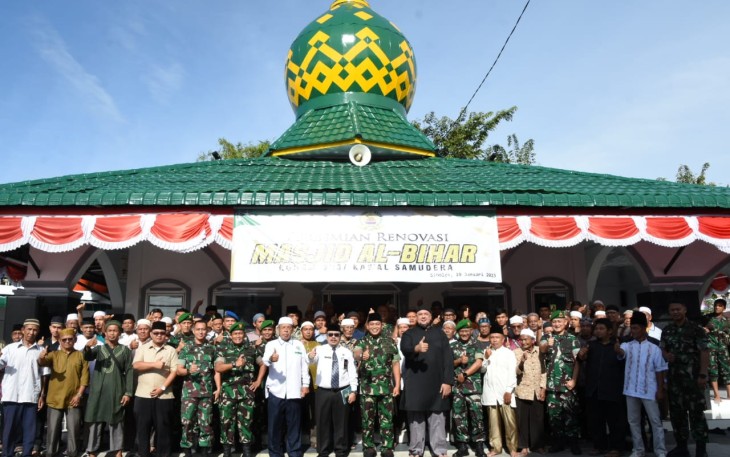 Danrem 023 KS Kolonel Inf Dodi Triwinarto bersama jamaah masjid Al Bihar, Selasa (10/1)