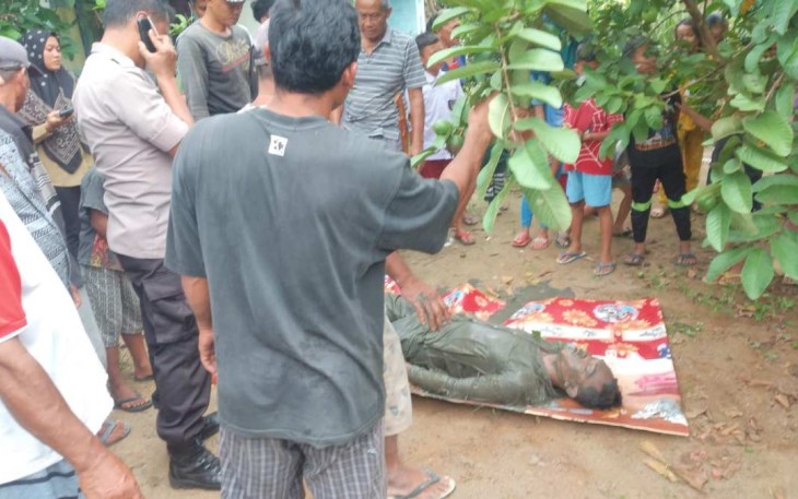Yds (27) ditemukan tewas didalam parit depan rumahnya, Selasa (10/1)
