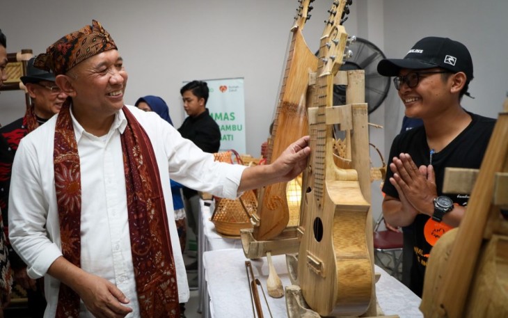 MenKopUKM Teten Masduki saat meninjau produk UMKM di Majalengka Creative Center, Kabupaten Majalengka, Rabu (11/1)