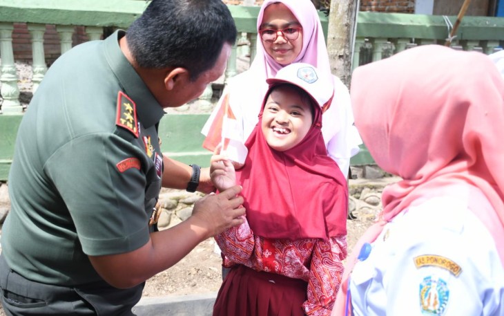 Pangdam V Brawijaya Mayjen TNI Farid Makruf berikan semangat dan doa untuk Ayunda (13) murid berkebutuhan khusus SDN 4 Sampung, Ponorogo, Rabu (11/1)