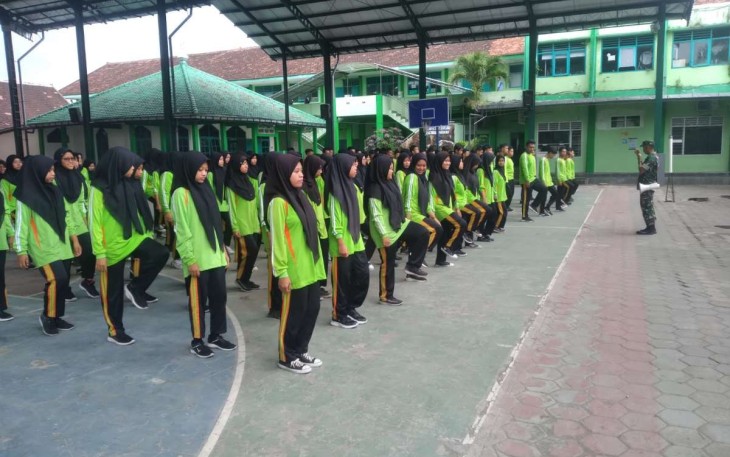 Latih siswa Peraturan Baris Berbaris 
