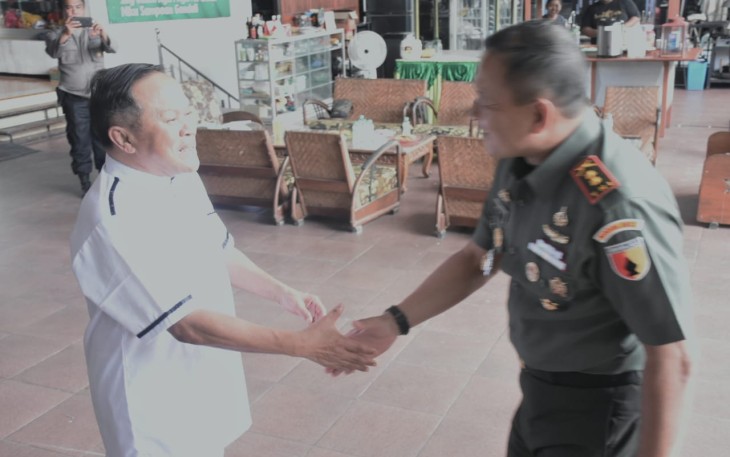 Dandim 0803/Madiun Letkol Inf Meina Helmi bersama Pendiri PadSKi H Syakirun