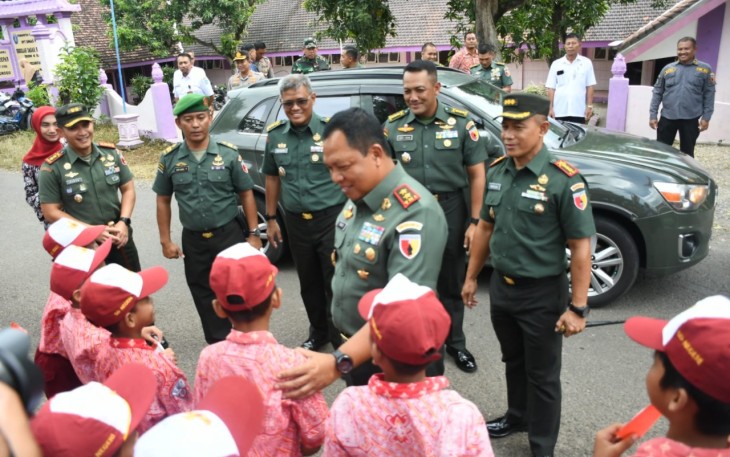 Dandim 0802/Ponorogo Letkol Inf Hirta Juni Adriansyah saat mendampingi Pangdam V Brawijaya 
