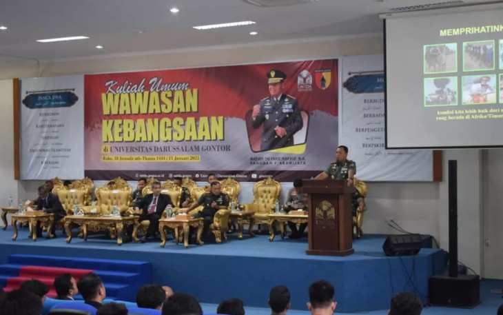 Pangdam V Brawijaya Mayjen TNI Farid Makruf saat memberikan ceramah kebangsaan di universitas Darussalam Gontor Ponorogo 