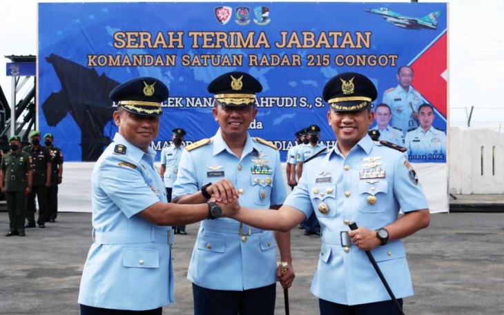 Komandan Kosek IKN Marsma TNI Setiawan foto bersama Dansatrad 215 Congot usai sertijab, Rabu (11/1)