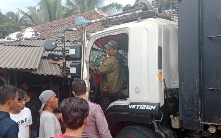 Truk menabrak warung di Cigudeg kabupaten Bogor 