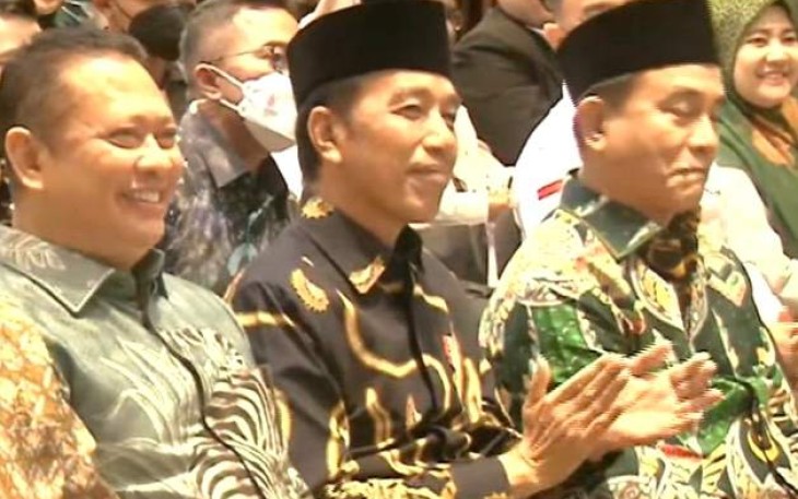 Bambang Soesatyo bersama presiden Jokowi saat menghadiri Rakernas PBB di Jakarta, Rabu (11/1)
