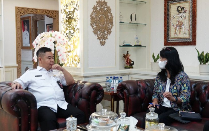 Dirjen Bangda Kemendagri Teguh Setyabudi saat menerima Dirjen Cipta Karya Kementerian PUPR Diana Kusumastuti di ruang kerjanya. Rabu (11/1)