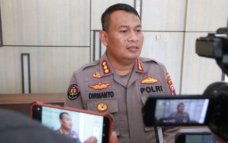 Kabid Humas Polda Jatim Kombes Dirmanto saat memberikan keterangan pers 
