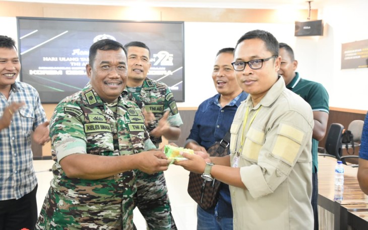 Kapenrem 023/KS Mayor Arh Keles Sinaga saat syukuran HUT Penerangan TNI AD Ke-72 