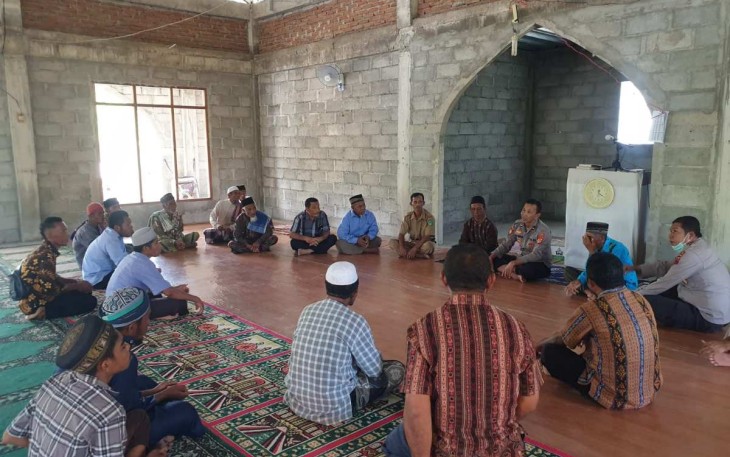 Kapolsek Riung Ipda Nurkholik Bersama Stafnya, Gelar Jumat Curhat dengan Para Tokoh Muslim dan Warga, Bertempat di Masjid Al Akbar Maratauk, Kecamatan Riung Kabupaten Ngada, Jumat (13/01/2023)