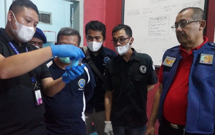 BNN Banten saat tes urine napi di Lapas Cilegon 
