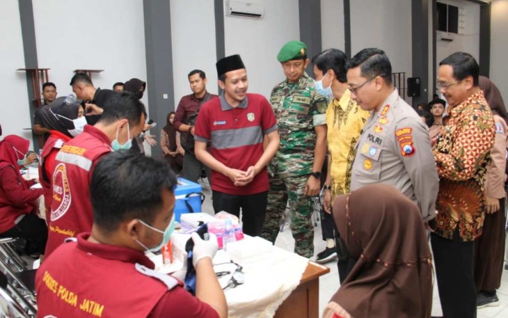 Dandim 0806/Trenggalek Letkol Kav Peddy Adi Prasetyo saat tinjau vaksinasi booster serentak 