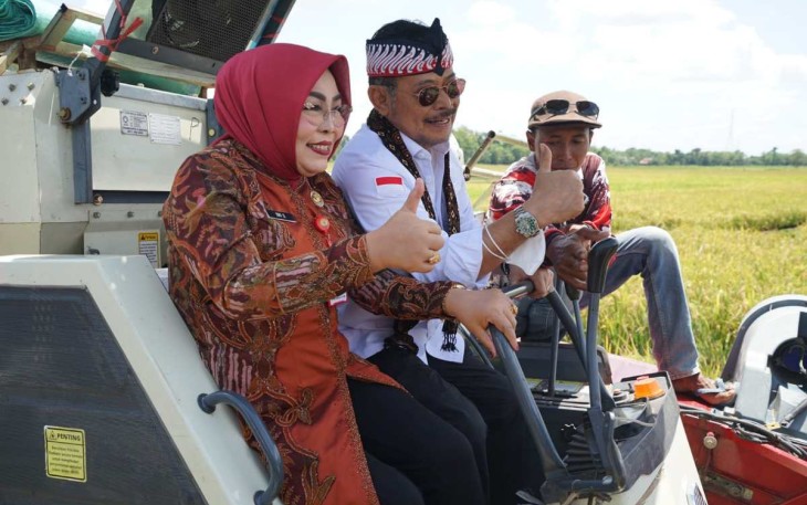 Kementan SYL bersama Bupati Grobogan saat panen raya padi gunakan traktor 