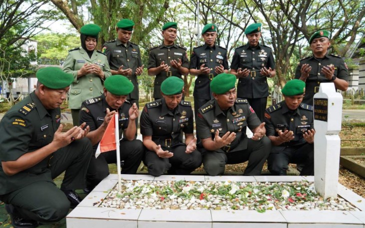 Ziarah dan Tabur Bunga di TMP Panaikang Kota Makassar 