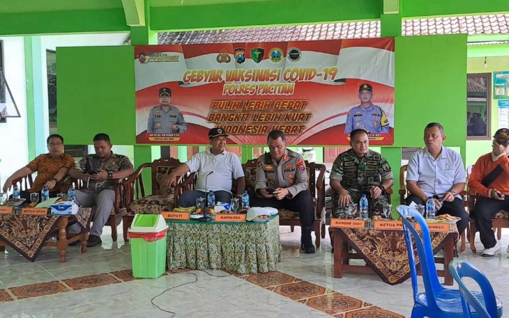 Dandim 0801/Pacitan Letkol Inf Roliyanto saat Vidcon bersama Wakapolda Jatim