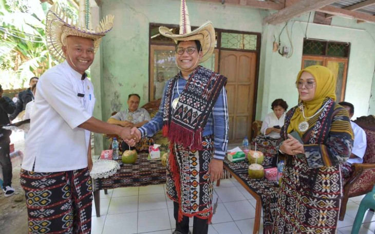 Menteri Desa, Pembangunan Daerah Tertinggal, dan Transmigrasi Abdul Halim Iskandar didampingi Wakil Menteri Desa PDTT Budi Arie Setiadi, Sekretaris Jenderal Taufik Madjid Beserta Rombongan Berdialog Dengan Kepala Desa di Desa Dodaek dan memberikan bantuan Pengembangan BUMDesa untuk Desa Dodaek, Kecamatan Rote Selatan, Kabupaten Rote Ndao, Pulau Rote NTT. Sabtu (14/1/2023)