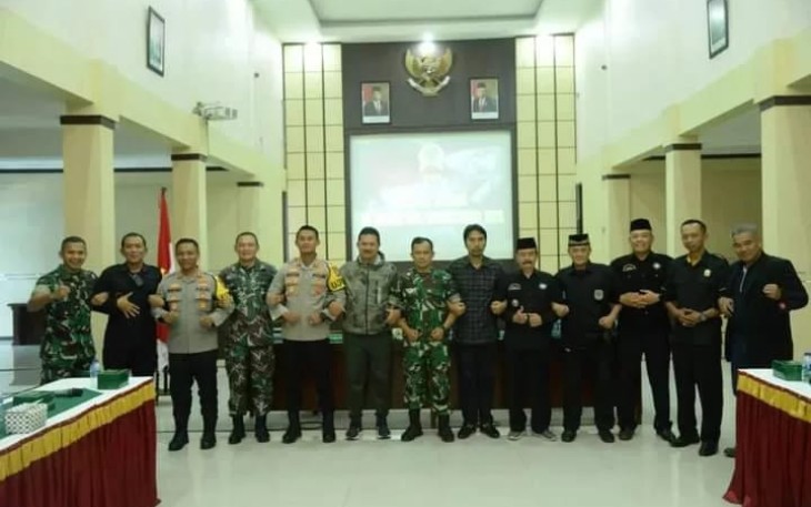 Foto bersama Danrem 081/DSJ dengan anggota perguruan silat