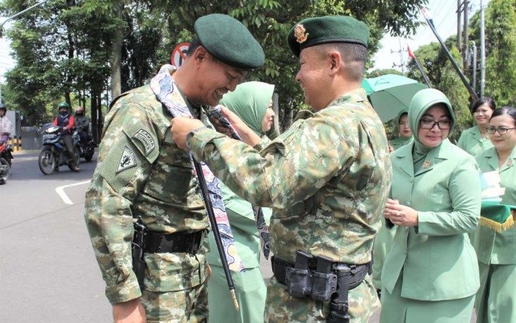 Danmenarmed 2 Kostrad Kolonel Arm Rizal Analdie saat penyambutan warga baru, Minggu (15/1)
