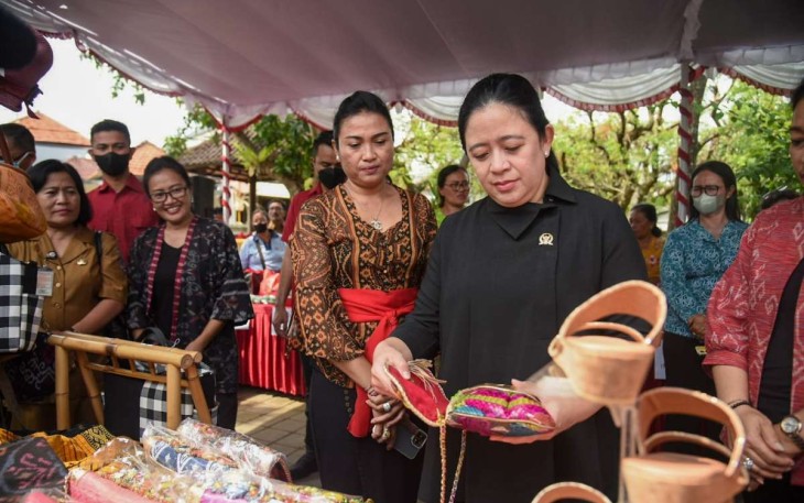 Puan Maharani saat mengunjungi stand UMKM di Denpasar Bali, Senin (16/1)